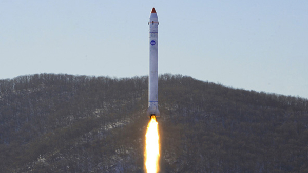 "북한 위성발사장, 하루만에 새 지붕 포착‥고체연료 로켓 가능성도"