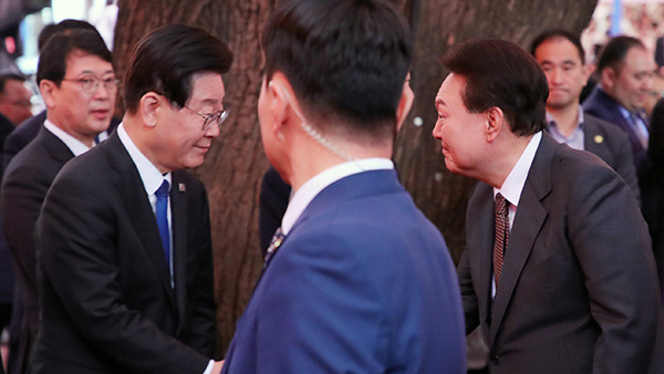 봉축법요식에서 마주친 대통령·야당 대표‥말없이 악수만 