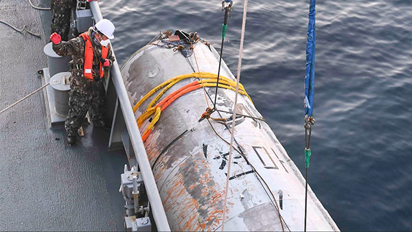 군, 북한 '우주발사체' 잔해 인양 성공‥정밀 분석 예정