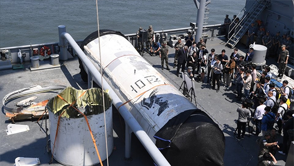 인양된 북한 '우주발사체' 잔해, 국방과학연구소로 이송