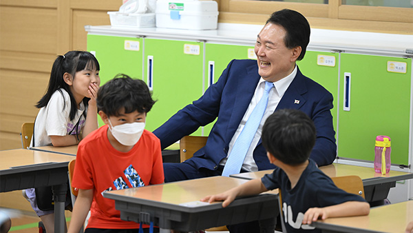 '늘봄학교' 찾은 윤 대통령 "다양한 교육으로 아이들에게 상상력을"
