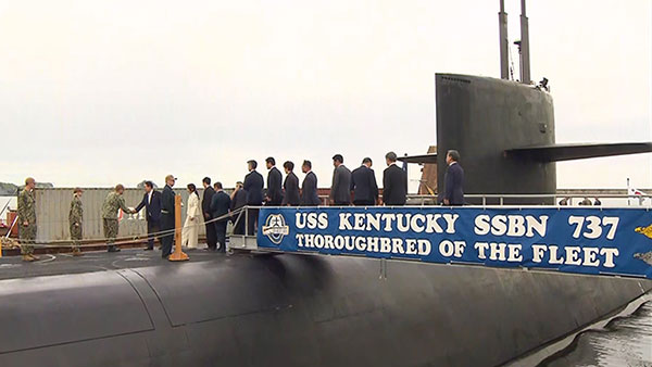 윤 대통령 부부 미국 핵잠수함 올라‥"북 위협에 압도적으로 대응"