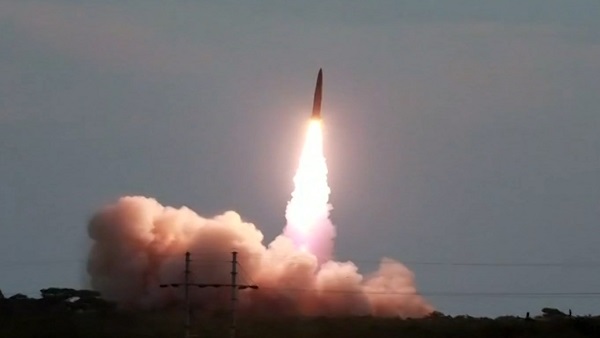 북한, 동해상으로 단거리 탄도미사일 2발 발사‥미국 핵추진잠수함 입항 반발 관측