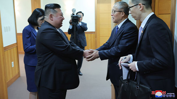 김정은, 중국 대표단 접견‥"북중 협력해 국제정세 주동적 대처"