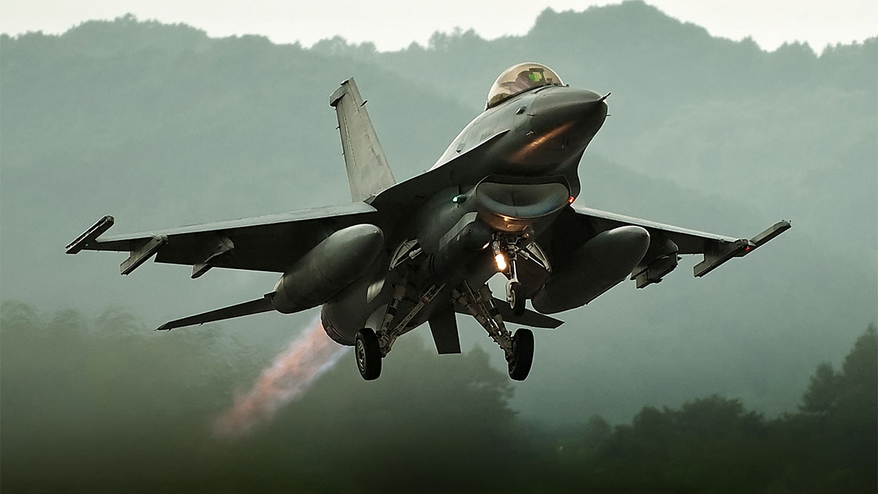 충남 서산서 공군 KF-16 전투기 추락‥조종사 비상탈출