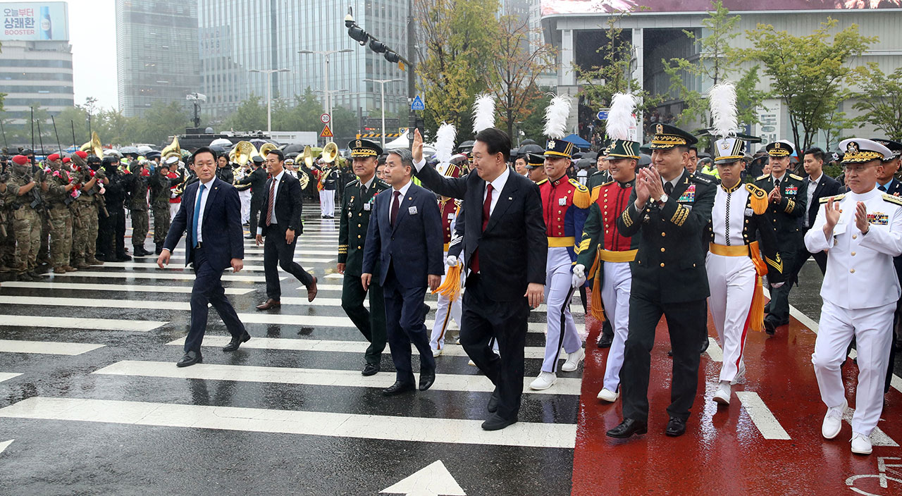 윤 대통령 국군의 날 빗속 시가행진 "우리 군은 국민의 군"
