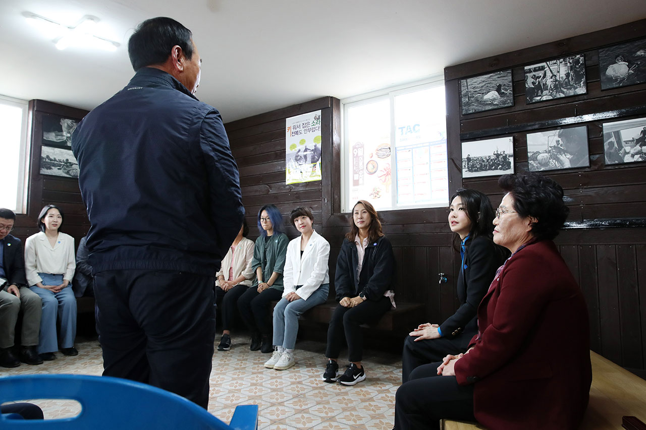 김건희 여사, 제주서 해녀들과 대화‥해변 정화활동도