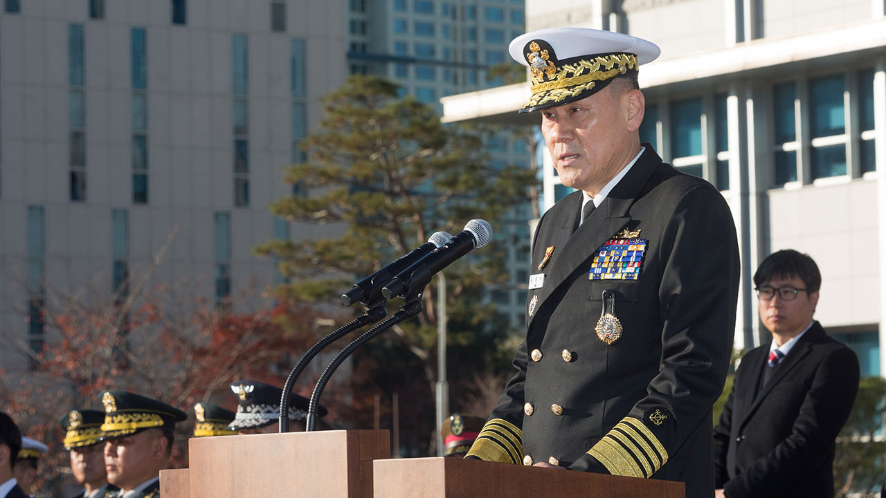 동부전선 GP 찾은 김명수 합참의장 "적 도발 시 현장서 상황 종결"