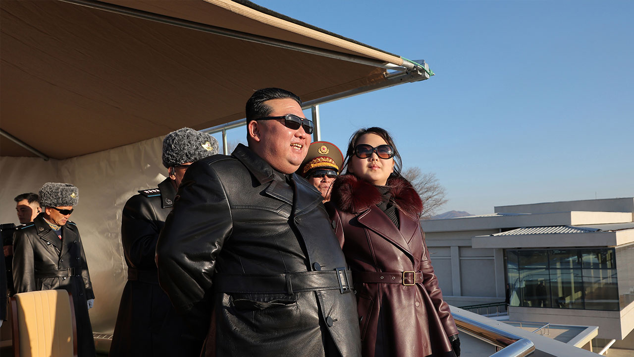 김정은, 항공절 맞아 공군사령부 방문‥"싸움의 승부는 사상"