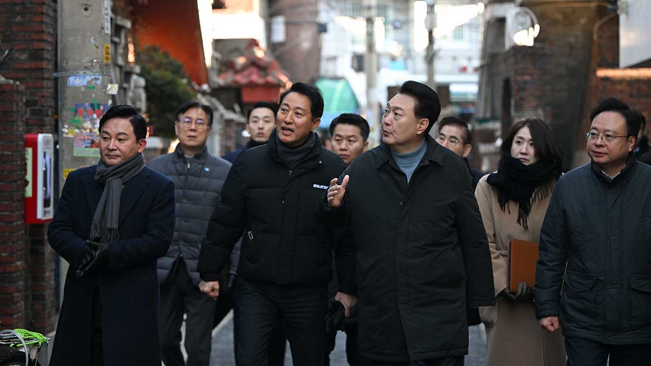 윤 대통령 "재개발·재건축 착수기준, 위험성에서 노후성으로 바꿔야"