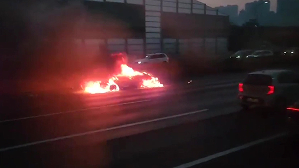 경부고속도로 오산나들목서 차량 5대 추돌 후 화재‥운전자 대피