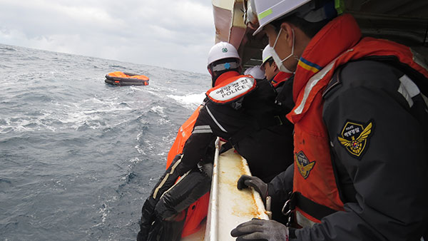 제주 남동쪽 해상서 홍콩 원목운반선 침몰‥ 10명 실종