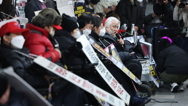전장연 지하철 탑승 시위 다음달 23일까지 유보‥서울시와 면담 예정