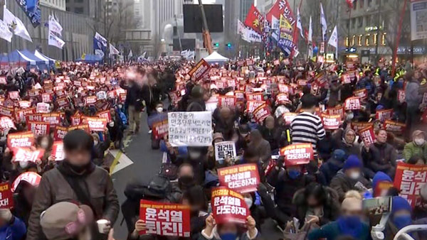 경찰, '공무집행방해 혐의' 촛불행동 회원 3명 조사 중