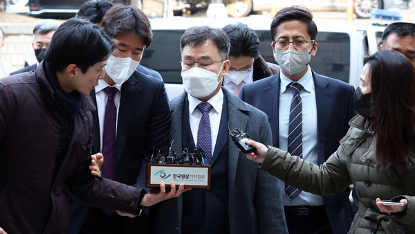 검찰, '142억 원 수표 은닉' 김만배 동창 소환 조사