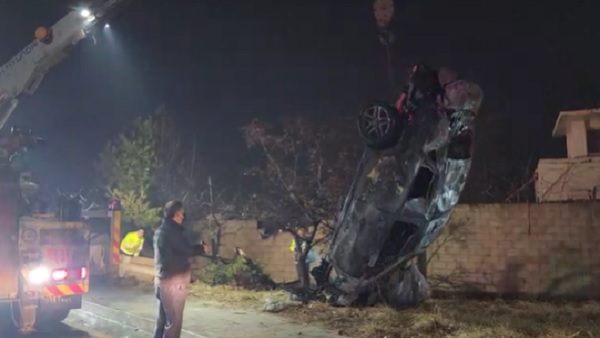 승용차 1대, 김포공항 담벼락 들이받아‥1명 사망 