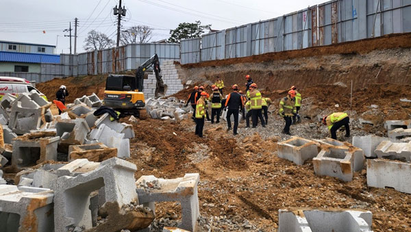 [속보] 충남 천안 공사장 옹벽 무너져 노동자 매몰‥3명 심정지·의식불명