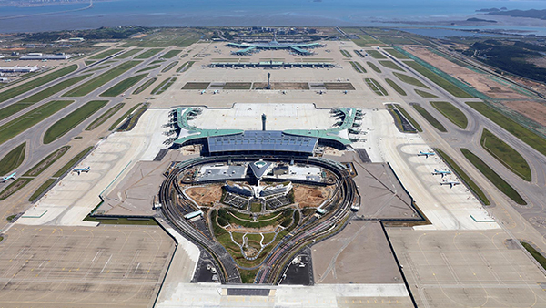 '입국 불허' 외국인 2명 공항 울타리 넘어 도주‥경찰 추적나서