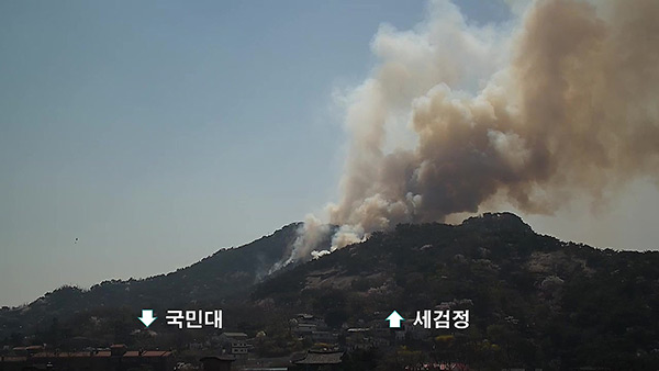 서울 인왕산 중턱서 불‥헬기 8대 투입돼 진화 중