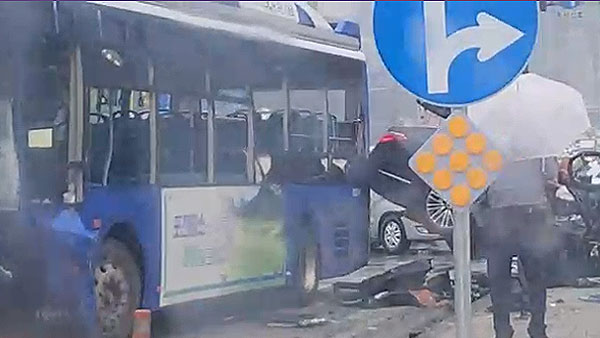 파주 산내교차로에서 버스-승용차 충돌‥3명 병원 이송