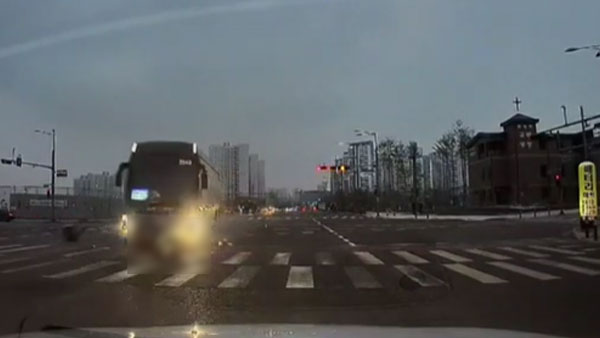 경기 평택시 고덕동서 버스와 오토바이 충돌‥1명 중태