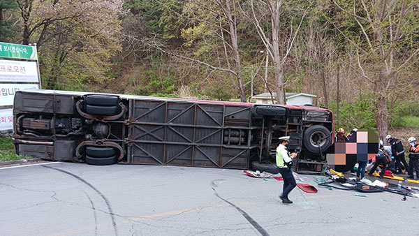 충주서 관광버스 전복‥중상 14명·경상 21명