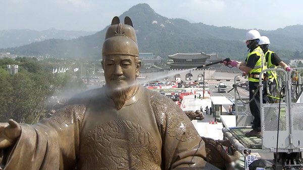 광화문광장 세종대왕·이순신 장군 동상 새단장‥이틀 간 세척 작업