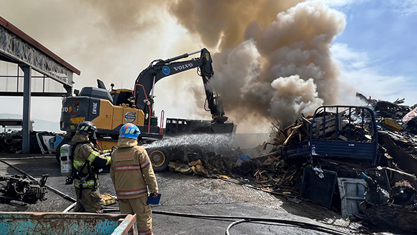 포천 폐차장에서 불‥차량 80여대 태우고 3시간 반 만에 진화