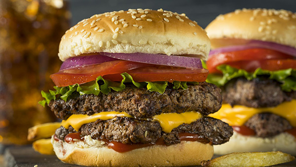 "먹방·쿡방 즐겨보는 청소년, 아침은 거르고 야식은 더 먹는다"