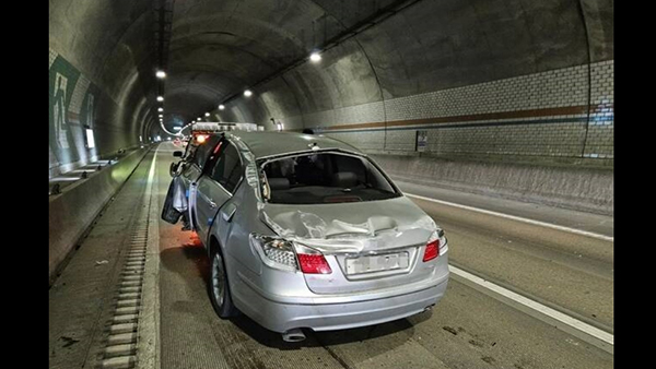 부산외곽순환도로 신어산터널서 차량 전복‥60대 운전자 숨져