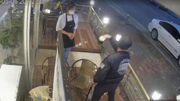 "컵 깨뜨리고 커피 뿌려"‥경찰, 금연 부탁에 행패부린 남성들 수사