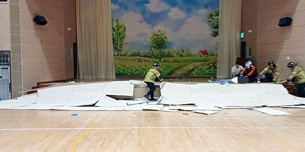 여수 초교 체육관 천장 마감재 무너져 내려‥14명 경상