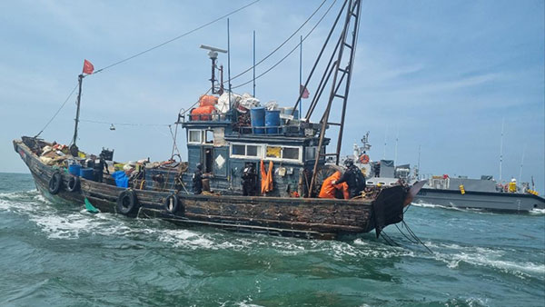 연평도 서해북방한계선 침범 불법조업 중국 어선, 추격전 끝 나포