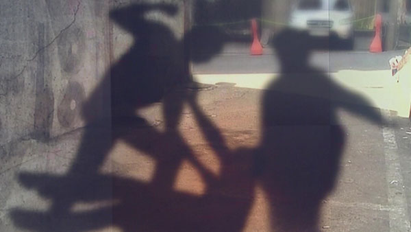 강남 한복판서 중학생 딸 발길질하며 폭행‥40대 부모 입건