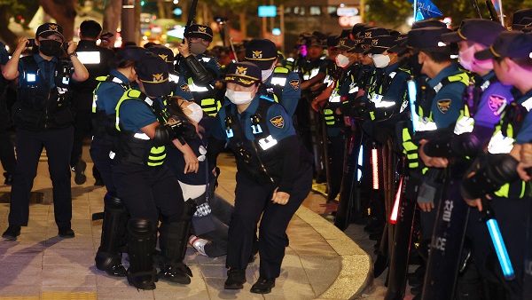 경찰, 대법원 앞 노동단체 야간문화제 강제해산