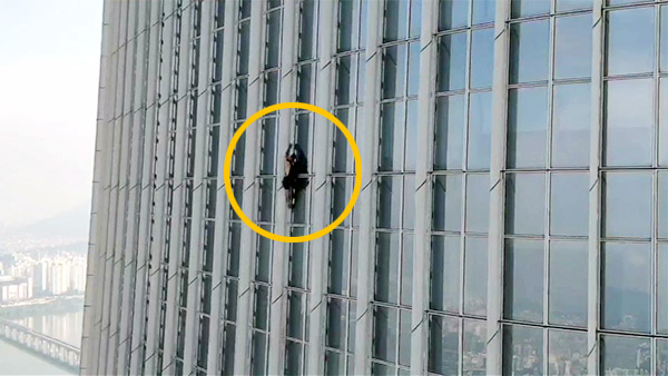 롯데월드타워 '맨손 등반' 영국인 남성‥72층 높이서 구조돼 경찰 체포