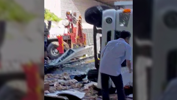 전남 장성읍 국도서 집게차-택배차 추돌‥2명 부상