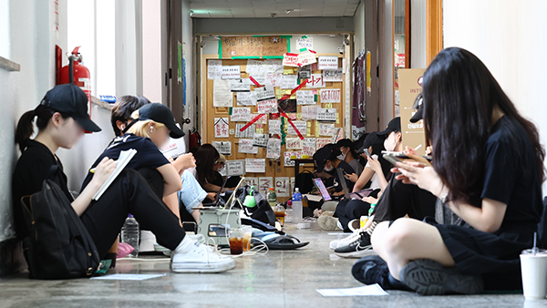 동덕여대생들 본관서 밤샘 농성 "총장 물러나라" 