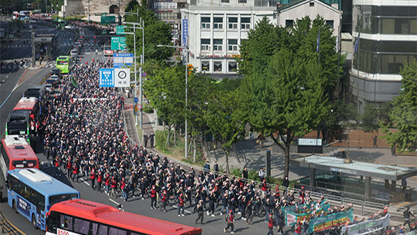 노동절 집회 중 경찰 울타리 훼손한 건설노조 조합원 4명 송치