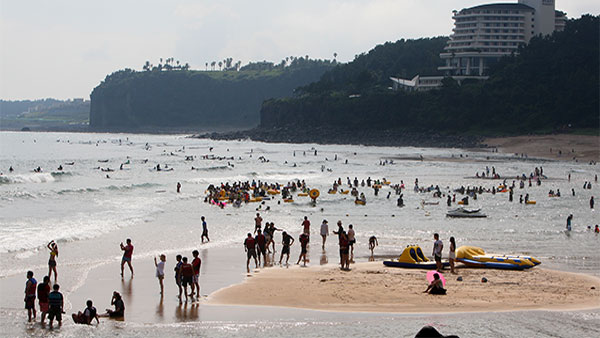 개장 전 해수욕장서 20대 관광객 숨져‥"이안류 추정"