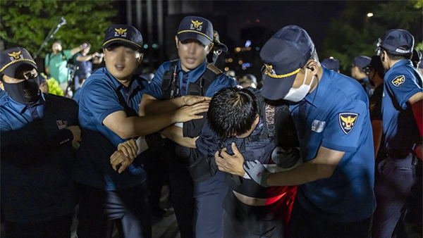 '강제해산' 비정규직 단체 "경찰이 평화적 휴식을 폭력적으로 강제해산"