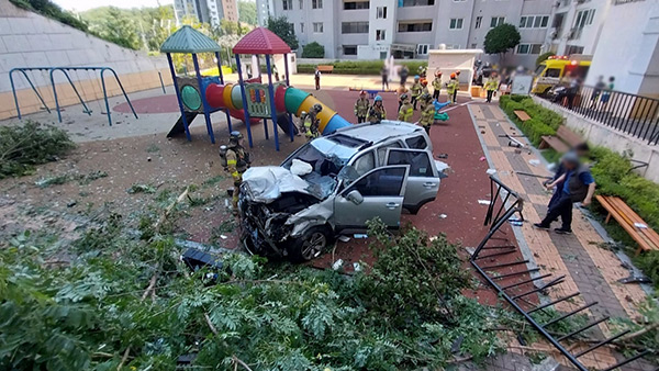 인천 서구 아파트에서 SUV 차량 담장 아래로 추락‥1명 사망·1명 중상