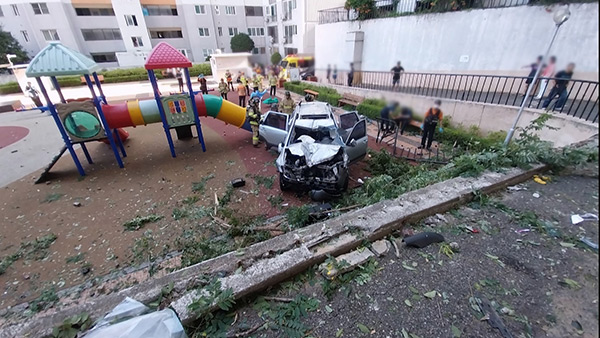 인천 서구 아파트에서 SUV 차량 담장 아래로 추락‥1명 사망·1명 중상