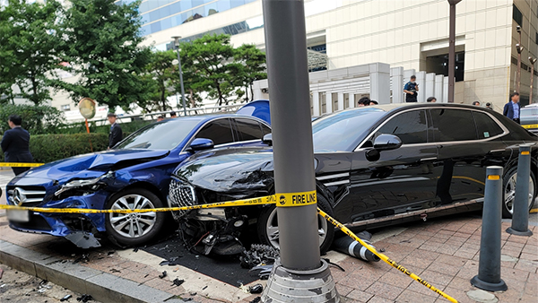 서울 강남 현대백화점 앞 7중 추돌 사고‥운전자는 급발진 주장