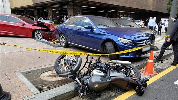 서울 강남 현대백화점 앞 7중 추돌 사고‥운전자는 급발진 주장