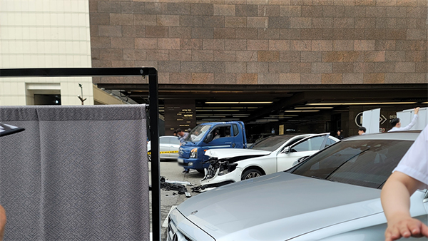 서울 강남 현대백화점 앞 7중 추돌 사고‥운전자는 급발진 주장