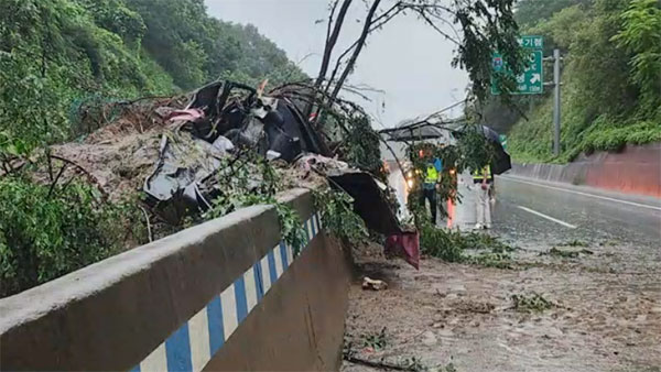 청주서 비탈면 토사 무너지며 차량 매몰‥1명 심정지·1명 부상