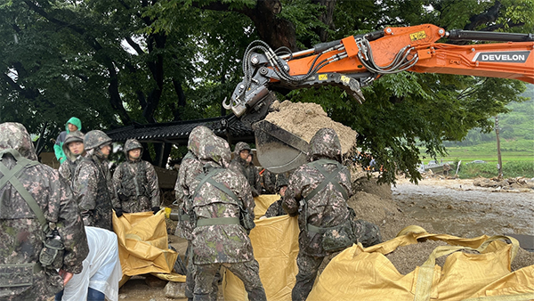 군, '호우 피해' 경북 지역에 장병 3백여 명 투입