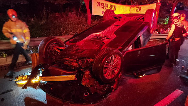 음주운전하다 도로 가드레일 들이받아 차량 전복‥70대 중상