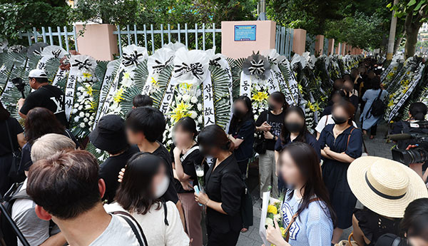 숨진 초등 교사에 동료교사들 잇단 추모‥"교권침해 의혹, 중대한 도전"